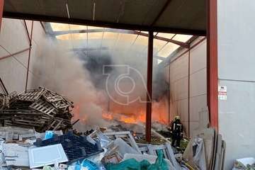 Los bomberos emplean más de 200.000 litros de agua y 9 horas de trabajo para sofocar el incendio de El Goro/TA.